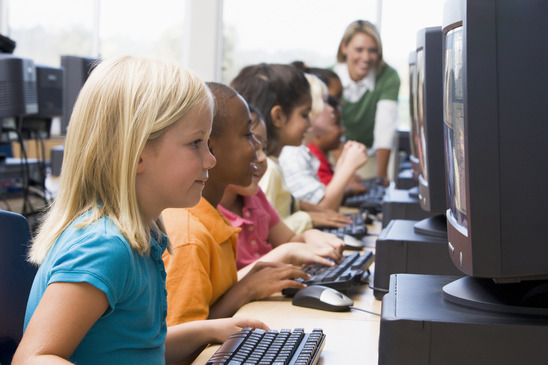 niños en la aula de informática