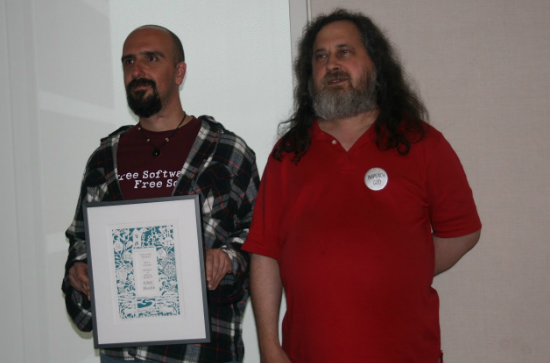 Luis Falcón y Richard Stallman en los premios de la FSF